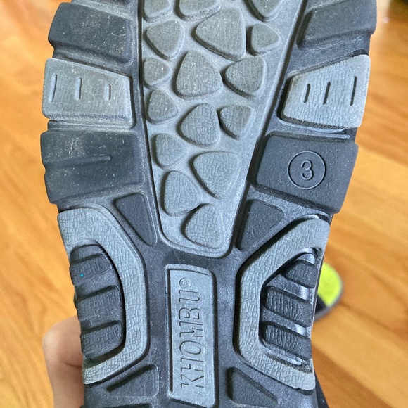 Boy’s size 3 Khombu black and green sandals with adjustable Velcro straps - Picture 3 of 7